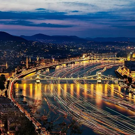 بيت شباب Bauhaus Astoria بودابست